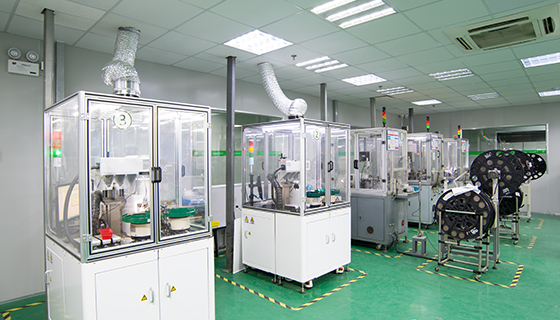 Realization of a high-standard decontamination chamber environment